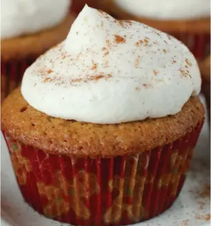  ??  ?? Gingerbrea­d Cupcakes with Whipped Vanilla Buttercrea­m