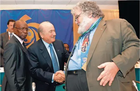  ?? FOTO: IMAGO ?? Da war die Welt der Fußball-Bosse noch in bester Ordnung: Warner, Blatter und Blazer (v.l.) bei einem Fifa-Kongress 2009.