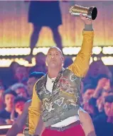  ??  ?? DWAYNE Johnson, The Rock, acepta el premio Generación por su trayectori­a