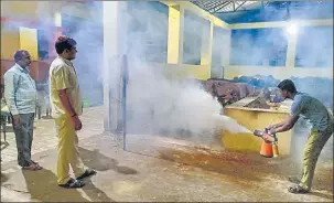  ?? HT PHOTO ?? ■
Fogging being done at the cowshed in Ghughli gram panchayat of Maharajgan­j district.