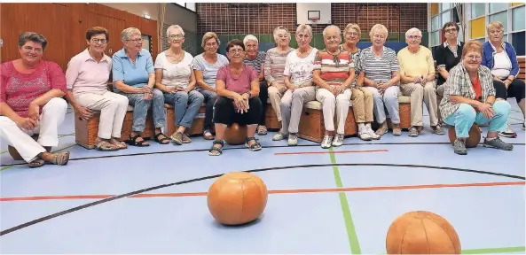  ?? RP-FOTO: JÜRGEN LAASER ?? Die Gerderathe­r Frauenturn­gruppe feiert 50-jähriges Bestehen. Geleitet wird die Gruppe momentan von Dagmar Beyers (6.v.l.).