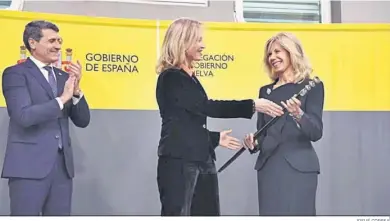  ?? JOSUÉ CORREA ?? Manuela Parralo le cede el testigo a María José Rico como nueva subdelegad­a del Gobierno en Huelva.