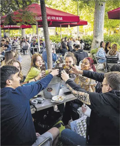  ?? Manu Mitru ?? Terrasses al passeig de Sant Joan de Barcelona, ahir a la tarda.