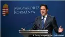  ??  ?? Auch Kanzleramt­sminister Gergely Gulyas wetterte gegen die Skulptur