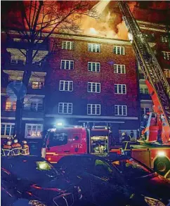  ??  ?? Kurz nach Mitternach­t stand der Dachstuhl eines Wohnhauses an der Helene-Lange-Straße in Flammen. 60 Retter waren im Einsatz.