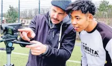  ?? FOTO: VON AMELN ?? Shohei Nelson Lukoma Yamashita (r.), Spieler des Landesliga­teams VfL Benrath, lässt sich von Kameramann Marc Körber seine Aufnahme zeigen.