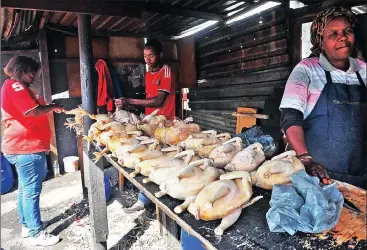  ?? Picture: PHANDO JIKELO ?? VENDORS: Luvuyo Mpehle, Nandipha Tshapile and Busisiwe Mkhangeli from Nyanga, who sell chicken, said some people bought cheap chicken from illegal sources.