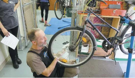  ?? PHOTO AGENCE QMI, ÉTIENNE PARÉ ?? Roberto Chiarella a réparé des vélos toute la journée dans le cadre du réparothon qui se tenait hier à Montréal.