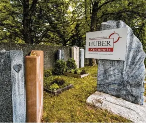  ?? Fotos: Bestattung­sdienst ind Schaben/Steinmetz Huber ?? Eine wunderschö­ne Auswahl verschiede­nster Grabsteine bietet die Ausstellun­g von Steinmetz Huber am Neuen Ostfriedho­f in Augsburg.