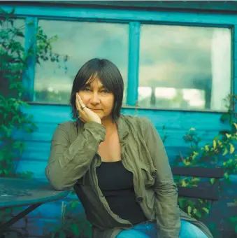  ??  ?? Ali Smith in her garden, Cambridge, England, 2005