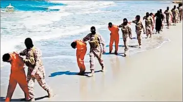  ?? ISLAMIC STATE ?? An image from a video released Sunday purportedl­y shows Ethiopian Christians before they were killed by militants.