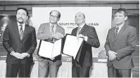  ?? — Gambar Bernama ?? PERJANJIAN: Mohd Azhari (dua kiri) bersama Abdul Rahman (dua kanan) bertukar dokumen pada Majlis Perjanjian Persefaham­an (MoU) antara IJN Holdings Sdn Bhd dengan Permodalan Nasional Berhad (PNB) di Institut Jantung Negara, Kuala Lumpur.