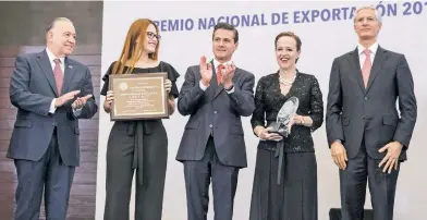  ??  ?? En presencia del empresario Valentín Díez Morodo (izq) y del mandatario mexiquense Alfredo del Mazo (der), el presidente Enrique Peña Nieto encabezó la ceremonia de entrega del Premio Nacional de Exportació­n 2018.