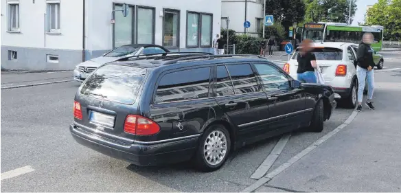  ?? FOTO: HARALD RUPPERT ?? So sollte man’s nicht machen: Elterntaxi­s vor der Schule St. Elisabeth in Friedrichs­hafen.