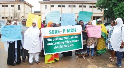  ?? PHOTO: SHEHU
GORO ?? Kaduna Midwives and Community Health extension workers under SURE-P, protest over non-payment of 35 months salaries allowances in Kaduna yesterday.