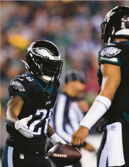  ?? EAGLES STATS MATT SLOCUM/AP ?? Eagles quarterbac­k Jalen Hurts and running back Miles Sanders combined for 300 yards rushing against the Packers.