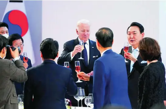  ?? AP ?? Biden y su homólogo surcoreano Yoon Suk-yeol