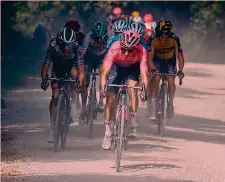  ??  ?? All’attacco L’azione di Egan Bernal sugli sterrati della tappa di Montalcino