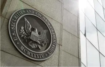  ?? AP PHOTO/ANDREW HARNIK ?? The seal of the U.S. Securities and Exchange Commission glimmers in the sun in 2015 at SEC headquarte­rs in Washington.