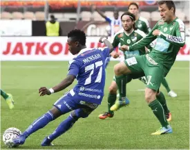  ?? FOTO: LEHTIKUVA/HEIKKI SAUKKOMAA ?? RASISITISK­A PåHOPP. Förra året gjordes 19 anmälninga­r om rasism på fotbollspl­anerna i Finland.