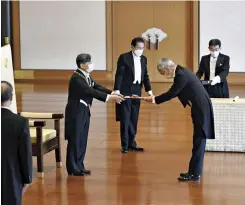  ?? ?? The Emperor awards the Grand Cordon of the Order of the Rising Sun to Satoshi Miura, a former chairman of NTT Corp.