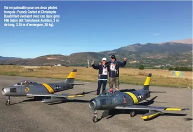  ??  ?? Vol en patrouille pour ces deux pilotes français : Franck Corbet et Christophe Baudrillar­d évoluent avec ces deux gros F86 Sabre (kit Tomahawk Aviation, 3 m de long, 3,10 m d’envergure, 28 kg).