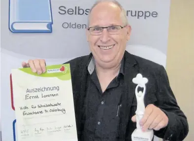  ?? BILD: Achim Scholz ?? Sein Einsatz für Schreibsch­wache hat Ernst Lorenzen eine Auszeichnu­ng der Initiative „HelferHerz­en – Der dm-Preis für Engagement“beschert.