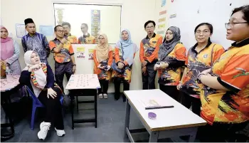  ?? — Bernama photo ?? Fadhlina Sidek (seated left) speaking to the teachers of Sekolah Bimbingan Jalinan Kasih (SBJK) SK Sembulan during the visit to the school on Thursday.