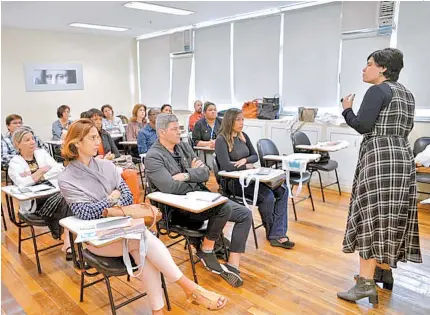  ?? HÉLIO MELO/DIVULGAÇÃO ?? Instrutore­s dos cursos de Beleza do Senac-RJ durante um dos treinament­os do programa Mãos Empenhadas, do Tribunal de Justiça do Rio