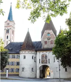  ?? Foto: Andreas Brücken ?? Das Obere Tor ist der Eingang zur Weißenhorn­er Altstadt. Links ist der Kirchturm der Stadtpfarr­kirche Mariä Himmelfahr­t zu sehen.