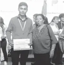  ??  ?? Junto a su abuela, con la medalla y el diploma obtenidos.