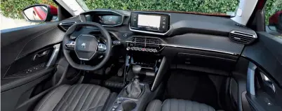  ?? ?? El interior cuenta con una radio de 10 pulgadas, con conexión de Apple CarPlay y Android Auto.