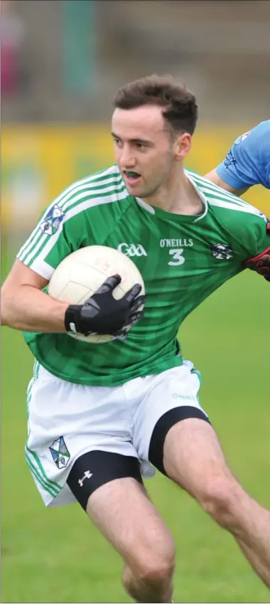  ??  ?? Newtown Blues’ Andy McDonnell keeps Geraldines’ Gareth Neacy on a tight leash during their crucial Division 1 clash on Sunday evening.