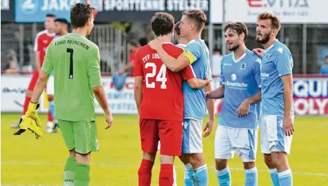  ?? Foto: Gerd Jung ?? Überlegen gespielt und dennoch verloren – da mussten die Kicker des TSV 1860 München 2 Rains Marco Friedl (in Rot) ein wenig Trost spenden