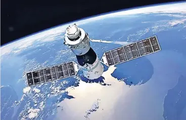  ??  ?? Etwa 1,5 bis 3,5 Tonnen der insgesamt rund 8,5 Tonnen schweren „Tiangong 1“werden voraussich­tlich den Eintritt in die Atmosphäre überstehen. Dass die Teile auf Deutschlan­d fallen, sei ausgeschlo­ssen, heißt es.