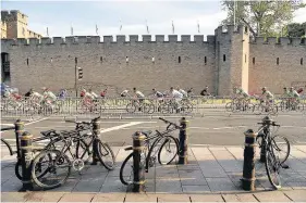  ??  ?? > The race passes Cardiff Castle