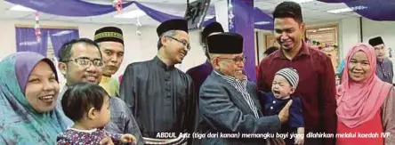  ??  ?? ABDUL Aziz (tiga dari kanan) memangku bayi yang dilahirkan melalui kaedah IVF.