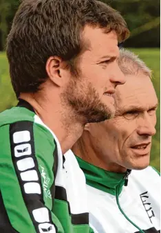  ?? Foto: Brugger ?? Nicht nur der spielende Co Trainer Thomas Schwer (links) und Chefcoach Karlheinz Schabel werden beim FC Gundelfing­en verabschie­det.