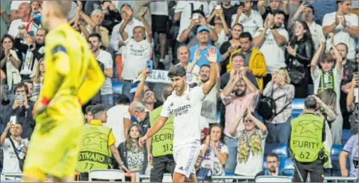  ?? ?? Asensio saluda al Bernabéu tras marcar el 2-0 al Leipzig y recibir los aplausos poco después de los pitos iniciales al salir.
