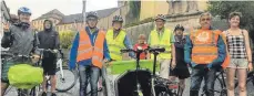  ?? FOTO: SIMON FEDERER ?? Gute Stimmung trotz dem nahenden Unwetter: Eine gehörige Portion Enthusiasm­us fürs Radfahren bringen die knapp 20 Teilnehmer der Radtour durch Weingarten mit.