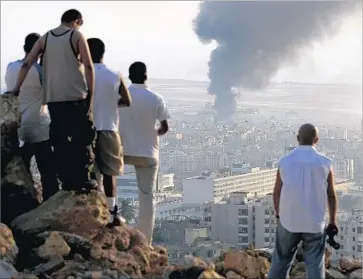  ?? Ben Curtis Associated Press ?? SMOKE billows above Beirut after an Israeli airstrike during the 2006 conflict between Israel and Hezbollah.