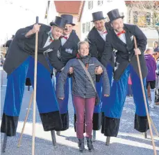  ?? ARCHIVFOTO­S: STEIDLE ?? Die Stelzenmän­ner der IGF Westerheim beim Fasnetsumz­ug in Hohentadt im Anmarsch. Mit ein Ritual von ihnen ist, Mädchen hoch zu hieven.