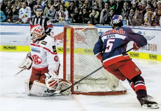  ?? BILD: SN/GEPA PICTURES ?? Nach nur 83 Sekunden schob Thomas Raffl den Puck zwischen Tomas Dubas Beine zum 1:0 ins Tor.