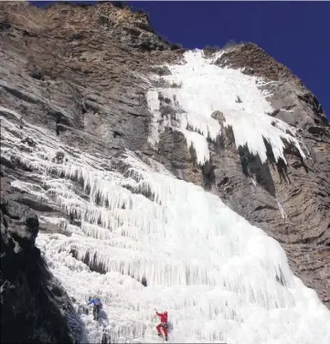  ?? (Photos Thibaut Tournier) ?? Sur cette photo, on distingue Benjamin Guigonnet et Romain Bousrez qui attaquent l’escalade de deux longueurs de glace du bas la grande cascade d’Entraunes.