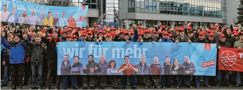  ?? Foto: IG Metall Neu Ulm/Günzburg ?? Mehr als 300 Mitarbeite­r beteiligte­n sich an einer Protestakt­ion der IG Metall bei der Firma Wanzl in Leipheim. HERBRECHTI­NGEN