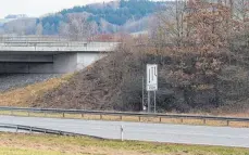  ??  ?? In diesem Bereich fuhr der Unfallveru­rsacher auf der Gegenfahrb­ahn. Das Warum und Wie durch Gutachter aufzukläre­n, ist nie angeordnet worden.