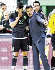  ??  ?? Juan Carlos Osorio (der.), director técnico de México, da indicacion­es a Néstor Araujo (22).