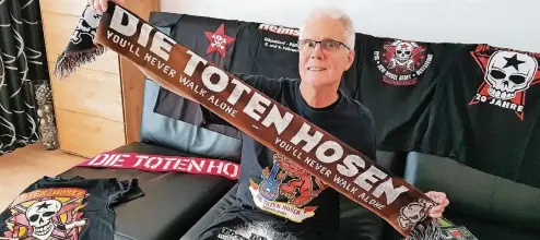  ??  ?? Das Ende einer Fan-Liebe: Michael Hütz ist seit Jahren ein großer Bewunderer der Toten Hosen. Doch jetzt ist seine Enttäuschu­ng groß.