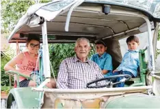  ??  ?? Meinrad Konrad feierte am Donnerstag seinen 78. Geburtstag. Lea (11), Florian (8) und Johannes (2) sitzen gerne mit ihrem Opa auf dem Traktor.
