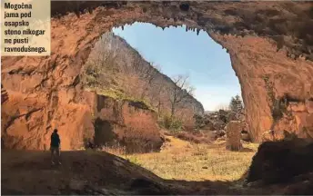  ??  ?? Mogočna jama pod osapsko steno nikogar ne pusti ravnodušne­ga.